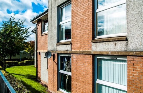 Motherwell Apartment | HLA stylish Ground Floor Flat close to Town Centre