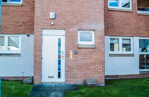 Motherwell Apartment | HLA stylish Ground Floor Flat close to Town Centre