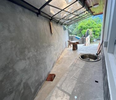 Handessa House | HnM Kandy - Peradeniya Small Apartment with a luxury bed, kitchen, living area, attached washroom