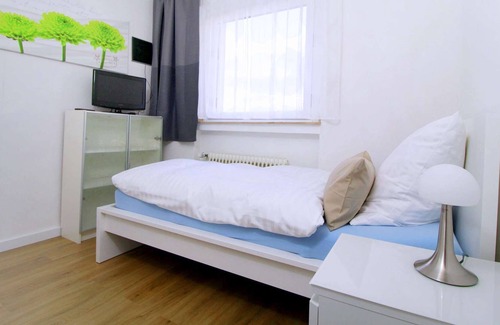 Sankt Augustin Apartment | HÖ01 large apartment with dryer and washing machine