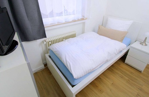 Sankt Augustin Apartment | HÖ01 large apartment with dryer and washing machine
