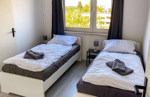 Stadtbezirk West Apartment | HÖ01 large apartment with dryer and washing machine