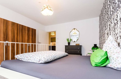 Rath-Heumar Apartment | HÖ01 large apartment with dryer and washing machine