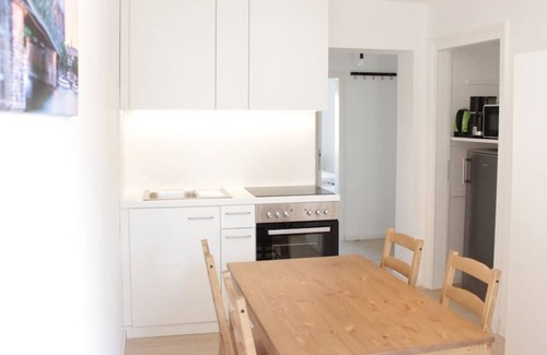 Wahnheide Apartment | HÖ01 large apartment with dryer and washing machine