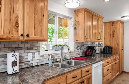 Junction City Other | Hobby Farm Home shares Hobby Farm Apartment property 888573. Rent both!