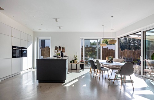 Buchholz in der Nordheide House | Holiday Home 'Architektenhaus' with Private Pool, Wi-Fi and Air Conditioning