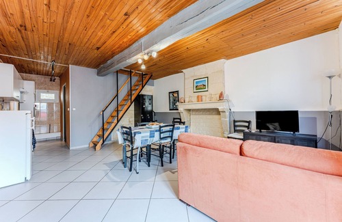 Saint-Seurin-de-Cadourne House | Holiday Home 'Gite Chez Lea' with Wi-Fi