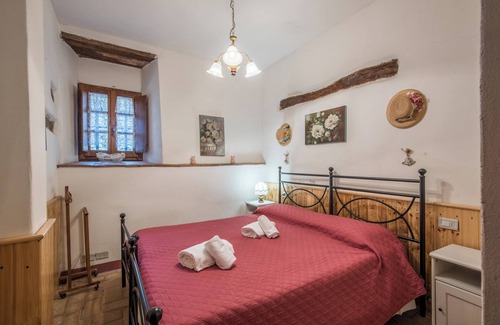 Castiglion Fibocchi Other | Holiday Apartment 'Trilocale Elisa' with Pool, Garden & Wi-Fi