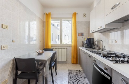 Contessa Entellina Apartment | Holiday Apartment "Contessa Vacanze Byron" with Mountain View, 2 Balconies & Wi-Fi