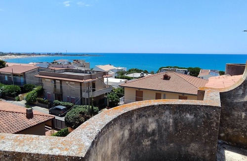 Marina di Modica Apartment | Holiday Apartment 'Casa Del Mare' with Sea View, Shared Terrace & Wi-Fi