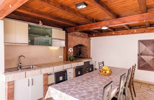 Povile Apartment | Holiday apartment with sea view and gazebo