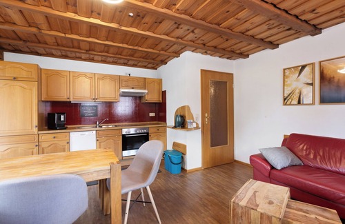 Donaueschingen Apartment | Holiday Apartment "Schwalbennest" with Shared Garden, Balcony and Wi-Fi