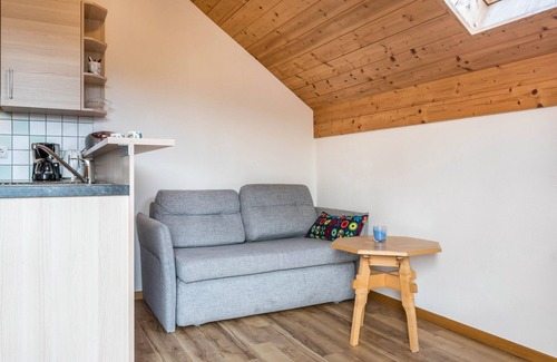Collalbo Apartment | Holiday Apartment "Rosengarten" with Mountain View, Garden, Balcony & Wi-Fi