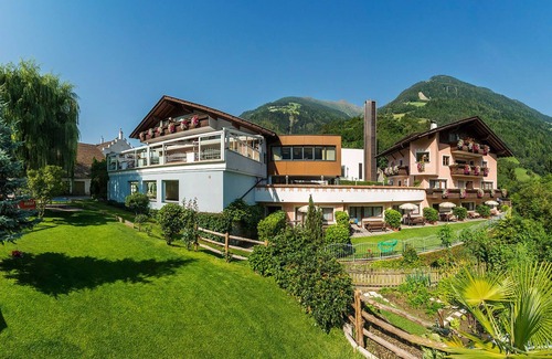 Saltusio Apartment | Holiday Apartment "Alpenhof Lodge Butterblume" with Mountain View, Pool & Wi-Fi