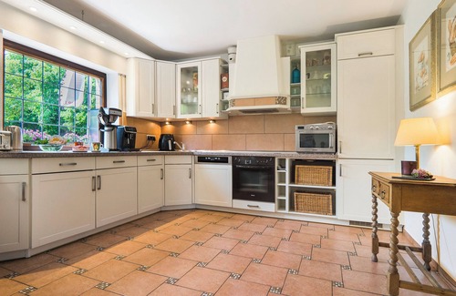 Elten Apartment | Holiday Apartment "Auf dem Eltenberg" with Private Garden, 4 Bathrooms & Wi-Fi
