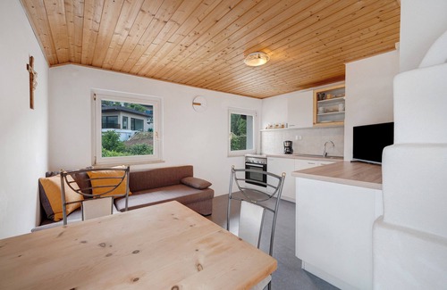 Vollan Apartment | Holiday Apartment "Bergblick" with Roof Terrace, Garden with Pool