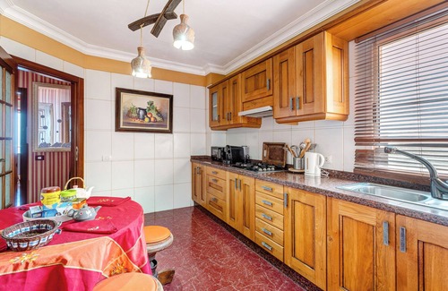 Radazul Apartment | Holiday Apartment 'Beautiful 3 Bedrooms Wifi Sea View' with Sea View, Wi-Fi and Air Conditioning
