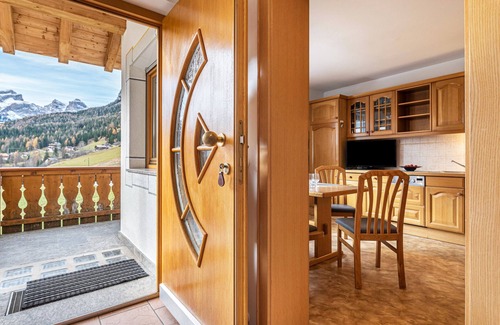 La Villa Apartment | Holiday Apartment 'Ciasa Alfred' with Mountain View, Wi-Fi & Balcony