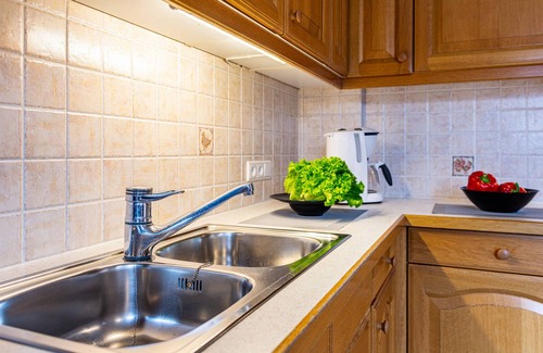La Villa Apartment | Holiday Apartment 'Ciasa Alfred' with Mountain View, Wi-Fi & Balcony