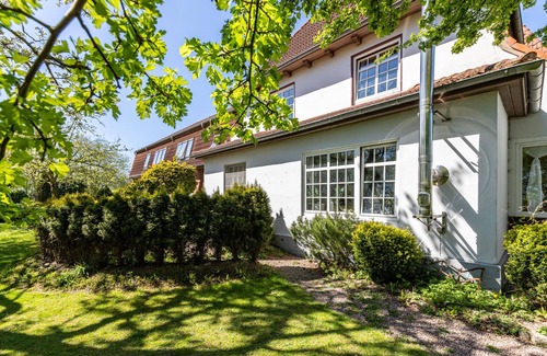 Cecilienkoog Apartment | Holiday Apartment 'Denkerhof Sodalith' with Shared Garden & Wi-Fi