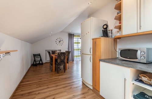 Reisbach Apartment | Holiday Apartment 'Dema' with Balcony and Wi-Fi