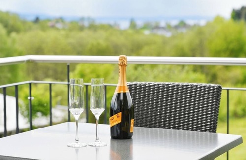 Enzisweiler Apartment | Holiday Apartment 'Dinkelbach Feriendomicil Objekt 2 C Highlight' with Lake View and Elevator