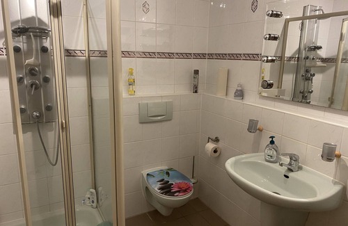 Hainburg Apartment | Holiday Apartment "Frankfurt Close" with Shared Terraces & Wi-Fi
