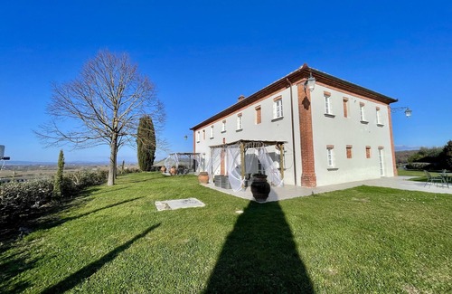 Valiano Apartment | Holiday Apartment "Glicine" with Shared Pool, Shared Garden & Wi-Fi