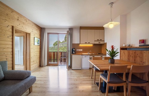 Laces Apartment | Holiday Apartment "Langstein Lavendel" with Mountain View, Balcony & Wi-Fi