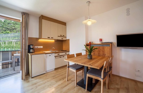 Laces Apartment | Holiday Apartment "Langstein Lavendel" with Mountain View, Balcony & Wi-Fi