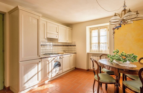 Molazzana Apartment | Holiday Apartment 'Melograni 7' with Terrace