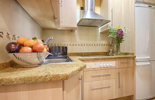 Perchel Sur Apartment | Holiday Apartment "Picasso Flat" in Málaga City with Balcony, Wi-Fi & A/C