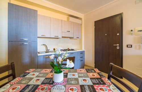 Cassibile Apartment | Holiday Apartment "San Martino Riccardo" with Balcony & Wi-Fi