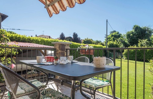 Arolo Apartment | Holiday Apartment Tina’s Yellow Home with Mountain View, Wi-Fi, Terrace & Garden