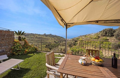 Pompeiana Apartment | Holiday apartment with lake view