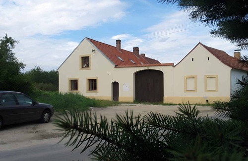 Ponedraz Apartment | Holiday apartment with outdoor pool at the court
