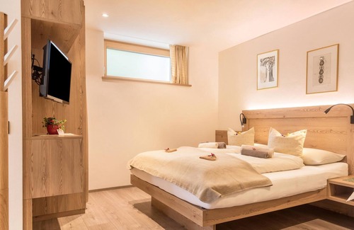 Colfosco Apartment | Holiday Apartment with direct access to ski slopes Cocoon CIASA with Mountain View, Wi-Fi & Garden; Parking Available