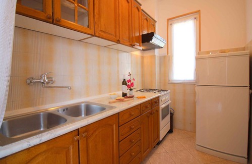 Vrvari Apartment | Holiday apartment with large garden