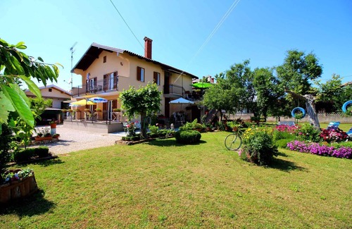 Vrvari Apartment | Holiday apartment with large garden