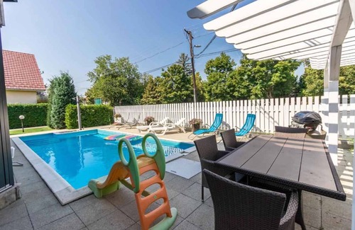 Siofok Apartment | Holiday apartment with outdoor swimming pool and terrace