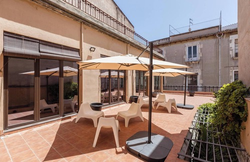 Vilafranca del Penedes Apartment | Holiday Home 'Apartament Merlot' with Shared Terrace, Balcony & Wi-Fi