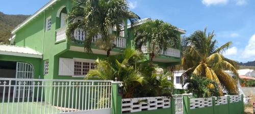 Cul de Sac Apartment | Holiday Evergreen Cottage
