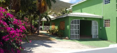 Cul de Sac Apartment | Holiday Evergreen Cottage