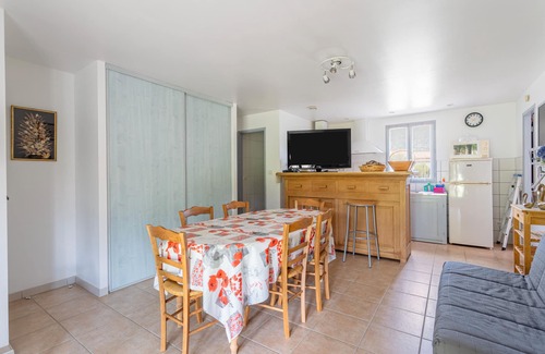 Caudies-de-Fenouilledes House | Holiday Home 'Au Vert' with Balcony and Wi-Fi