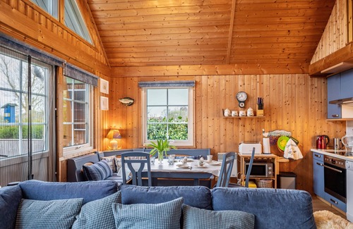 Boltenhagen House | Holiday Home 'Sonnenblumen' with Private Terrace, Private Garden and Wi-Fi