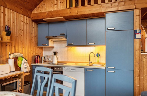 Boltenhagen House | Holiday Home 'Sonnenblumen' with Private Terrace, Private Garden and Wi-Fi