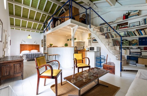 Saint-Aubin-de-Branne Apartment | Holiday Home 'La Maison Des Voyages' with Private Pool, Private Terrace and Wi-Fi