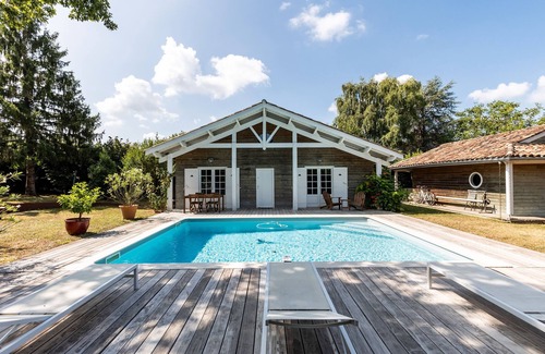Saint-Aubin-de-Branne Apartment | Holiday Home 'La Maison Des Voyages' with Private Pool, Private Terrace and Wi-Fi