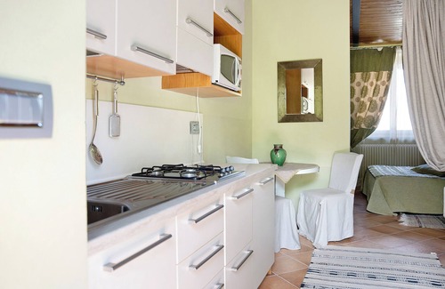 Cerretto Langhe Apartment | Holiday Home 'La Corte di Langa Alloggio Giada' with Shared Pool & Wi-Fi