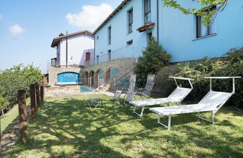 Cerretto Langhe Apartment | Holiday Home 'La Corte di Langa Alloggio Giada' with Shared Pool & Wi-Fi